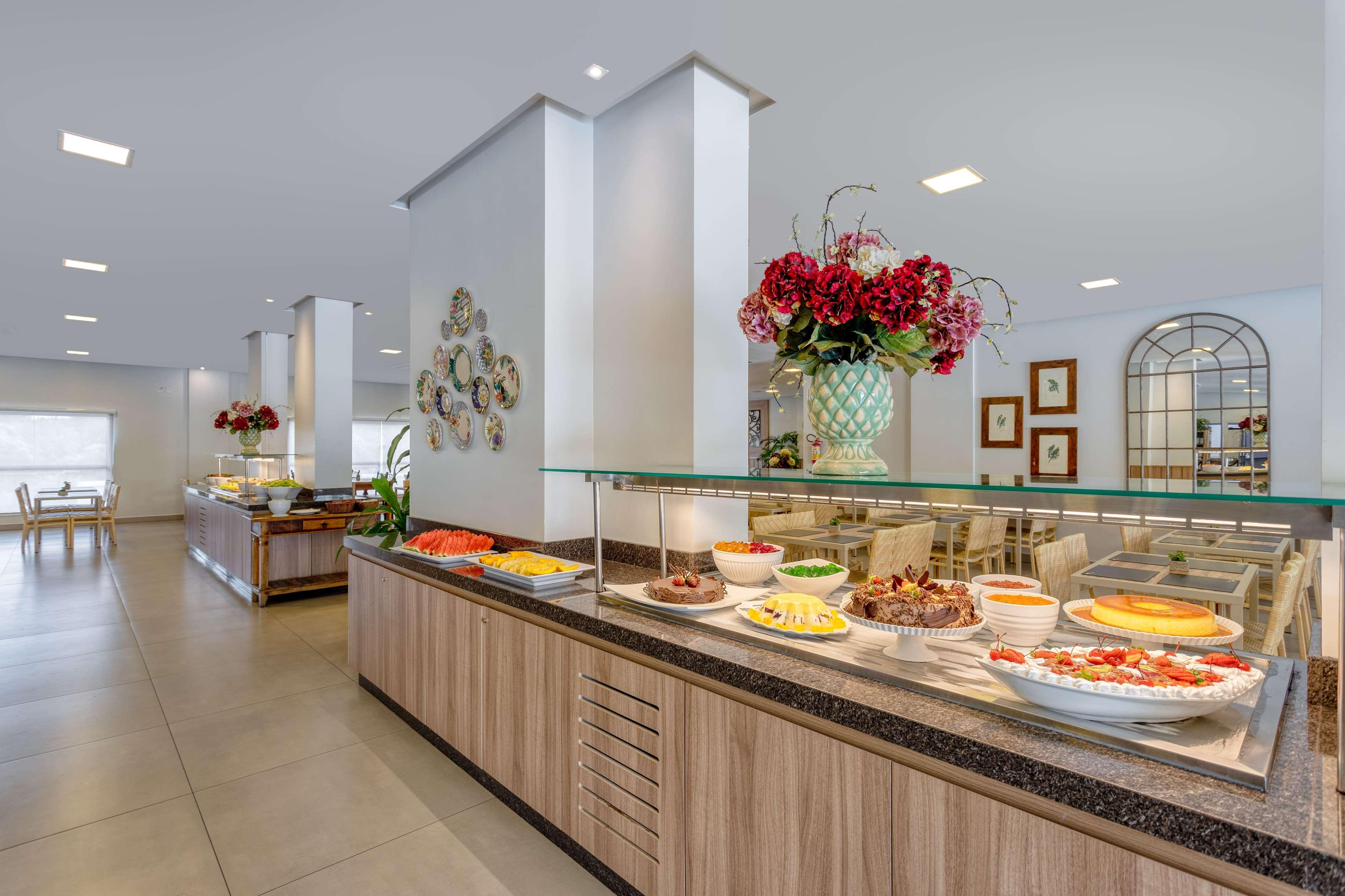 Wyndham Olimpia Royal Hotels Eksteriør billede Buffet at a hotel