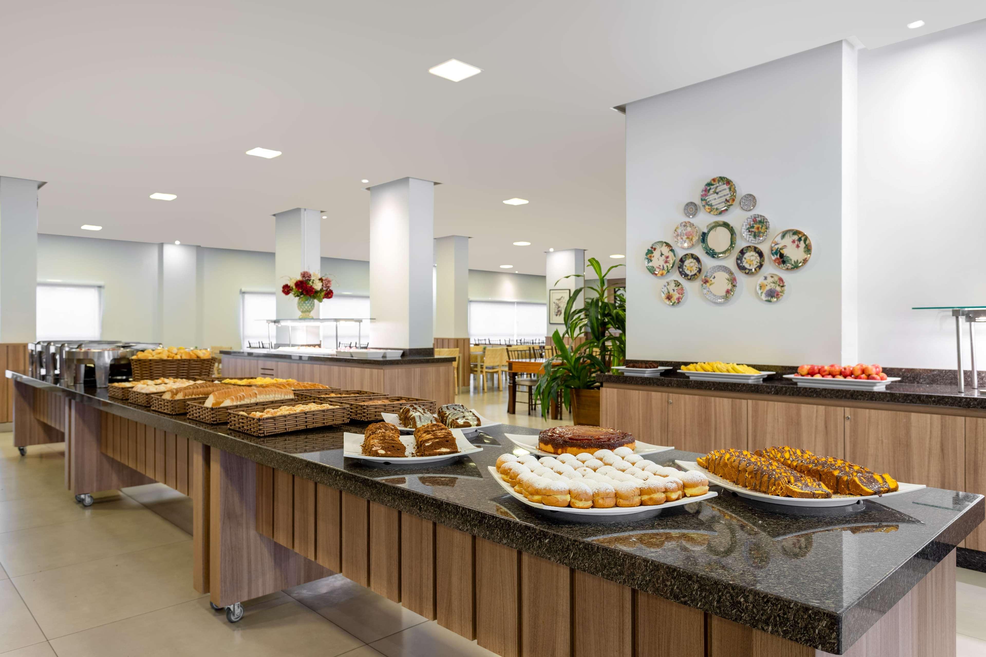 Wyndham Olimpia Royal Hotels Eksteriør billede A buffet at a hotel