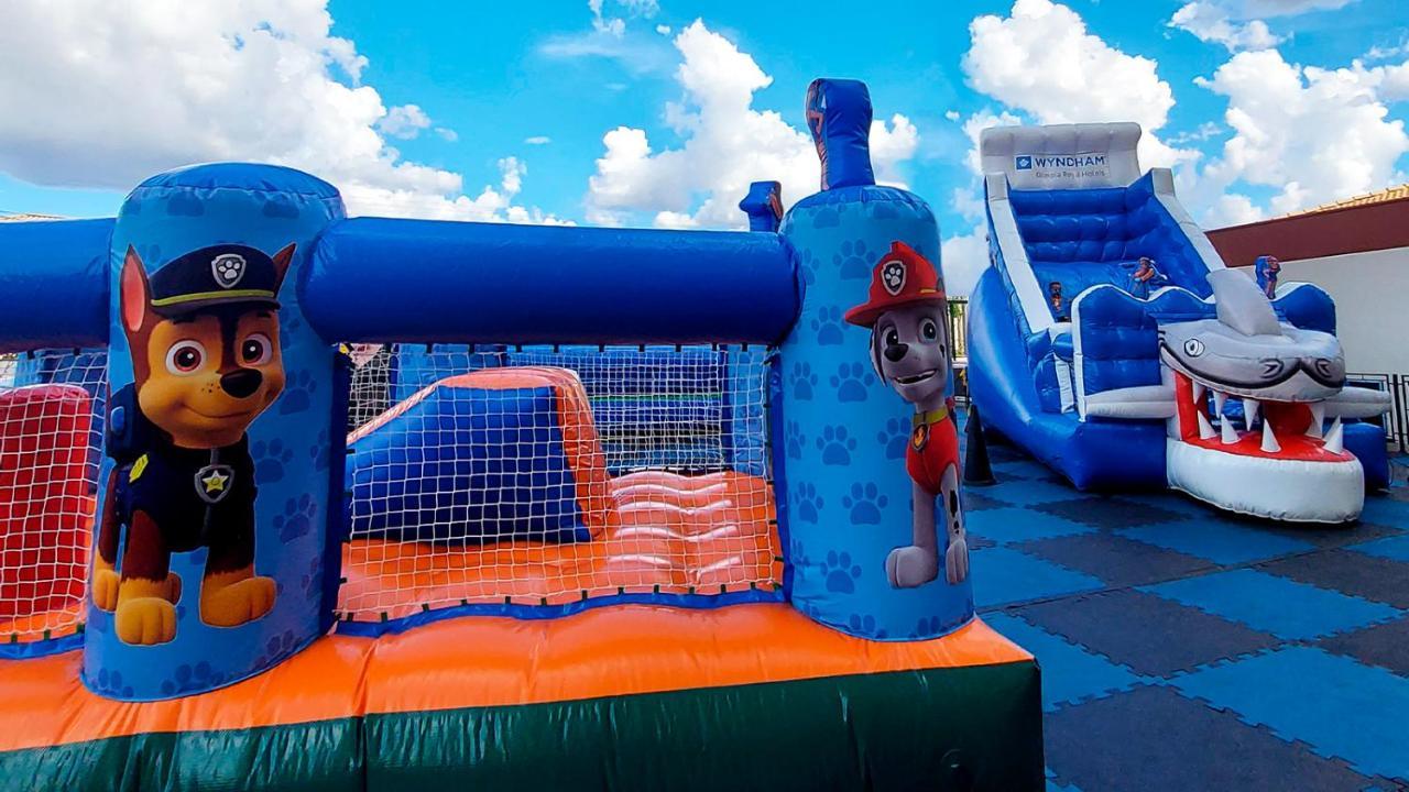 Wyndham Olimpia Royal Hotels Eksteriør billede Paw Patrol bouncy castle