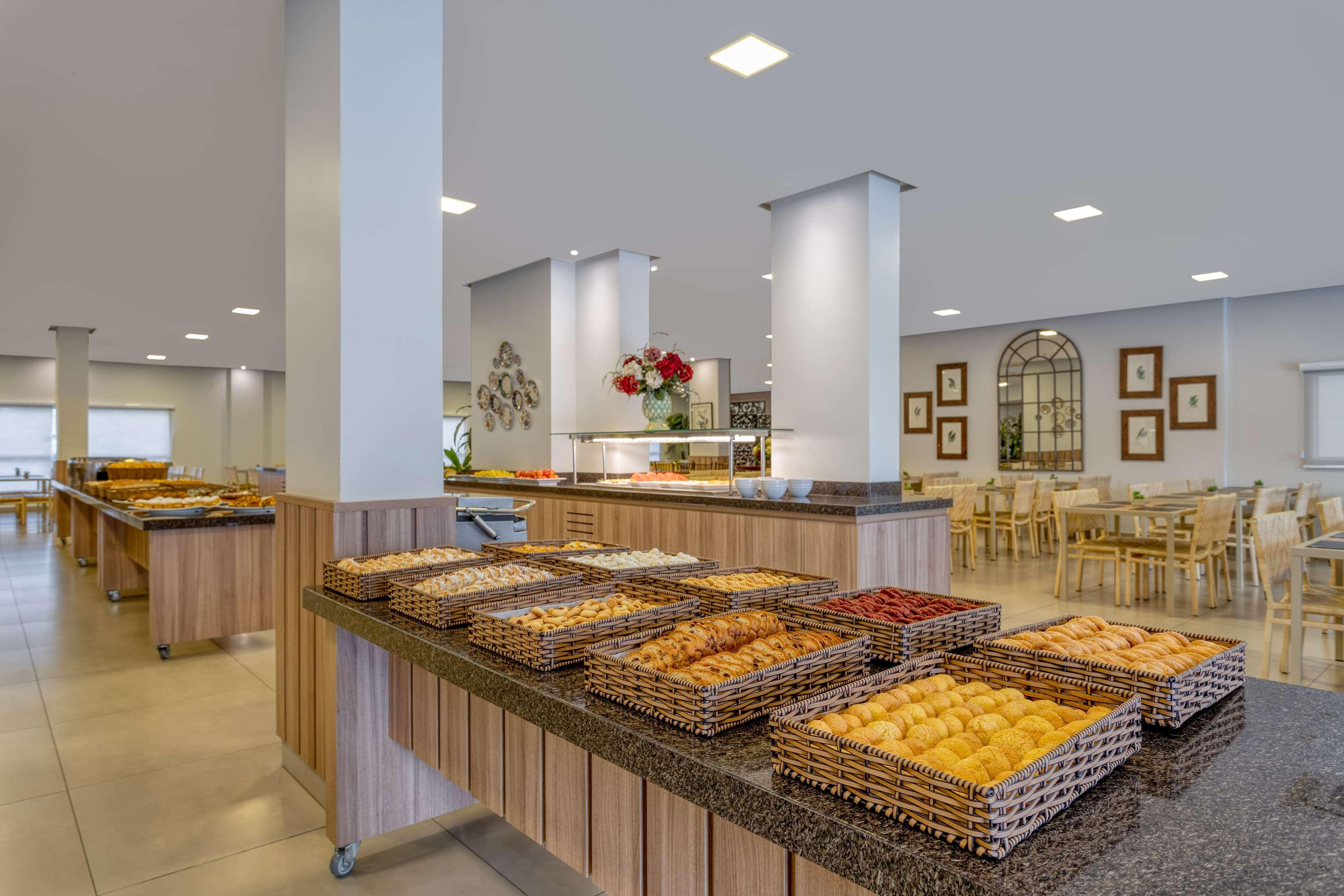 Wyndham Olimpia Royal Hotels Eksteriør billede A buffet at a hotel