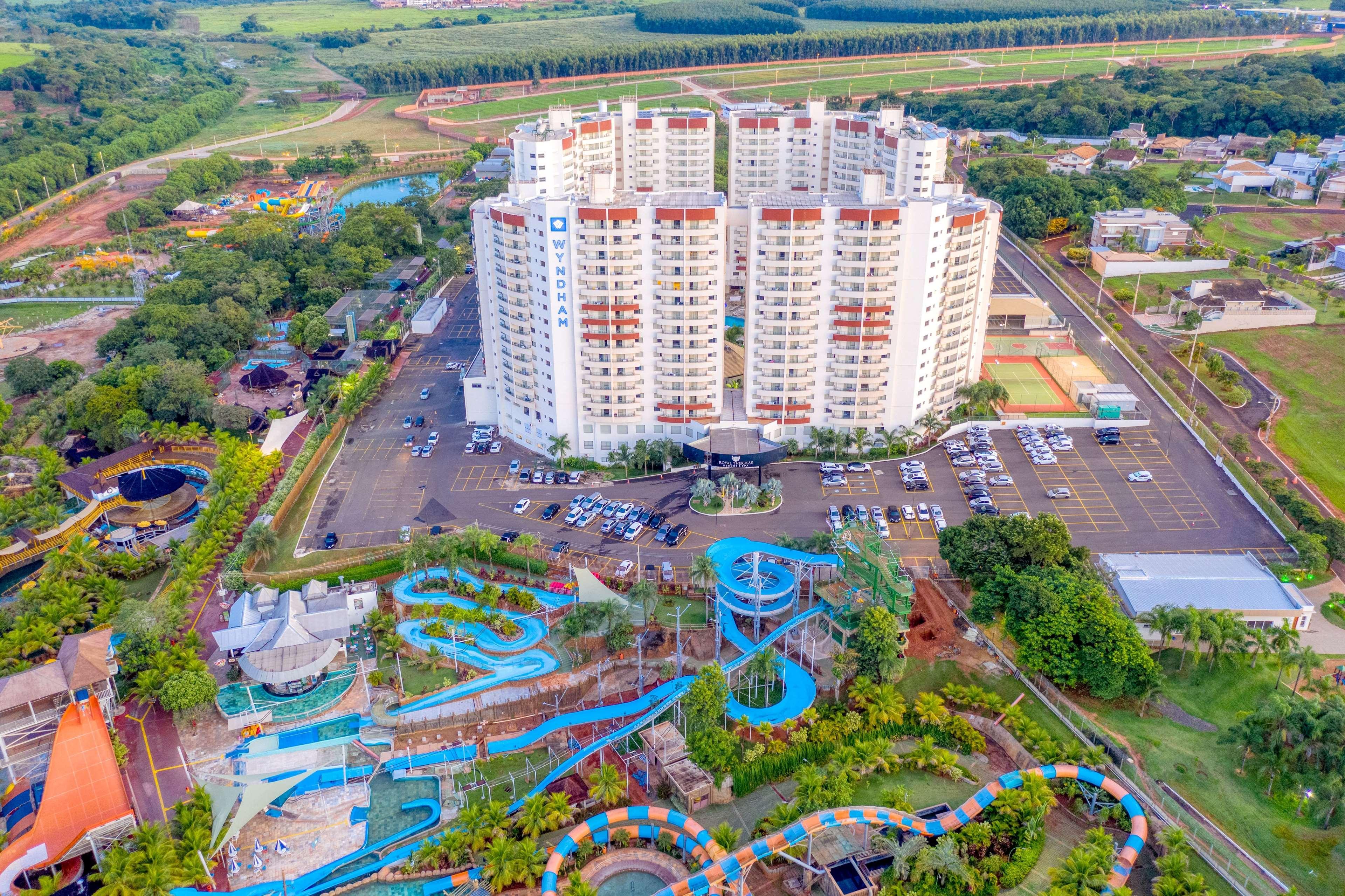 Wyndham Olimpia Royal Hotels Eksteriør billede Aerial view of the hotel and water park