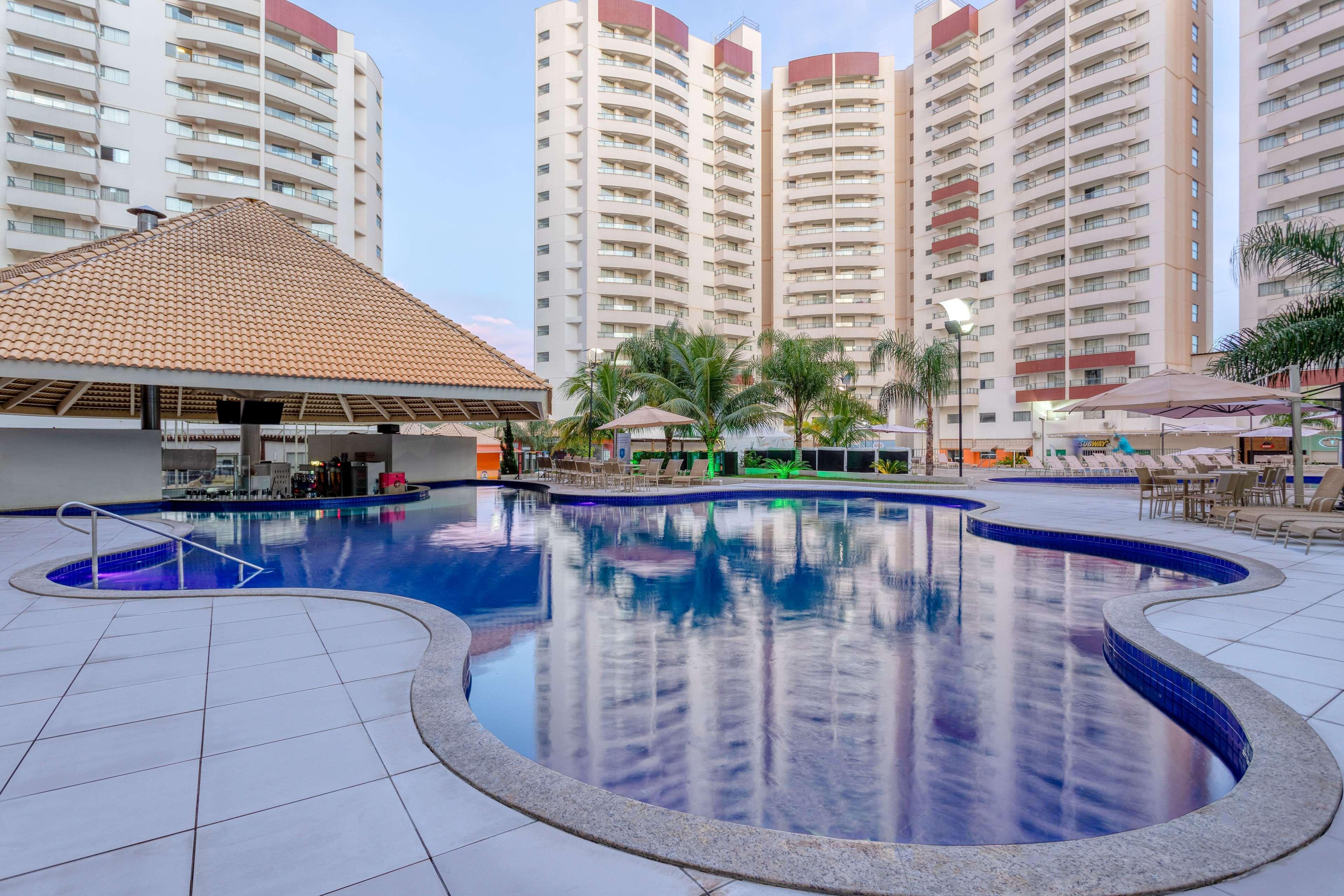 Wyndham Olimpia Royal Hotels Eksteriør billede The swimming pool at the hotel