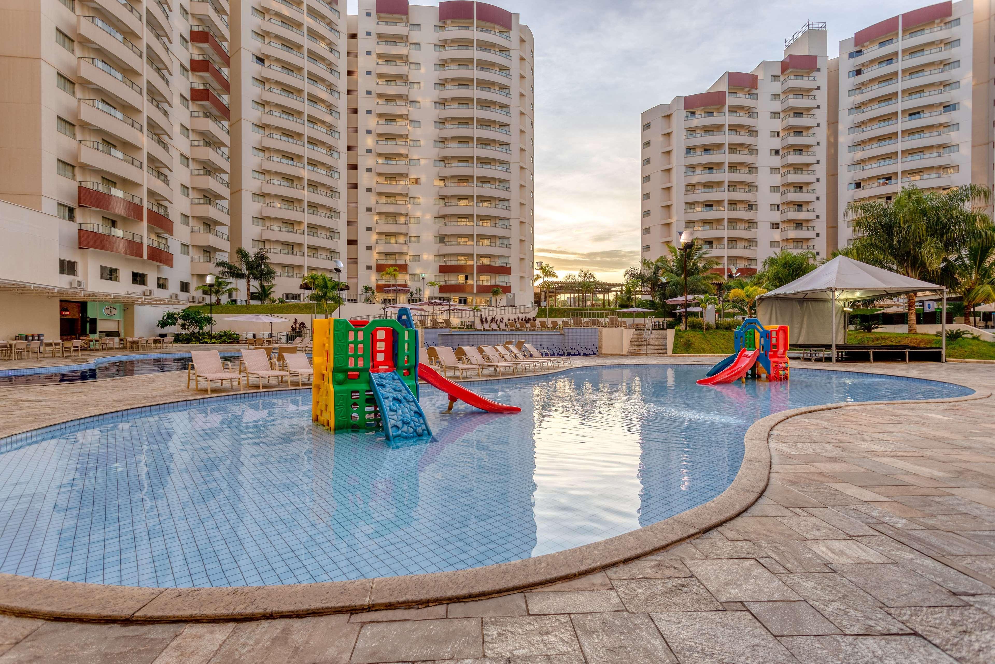 Wyndham Olimpia Royal Hotels Eksteriør billede A condominium pool in Singapore