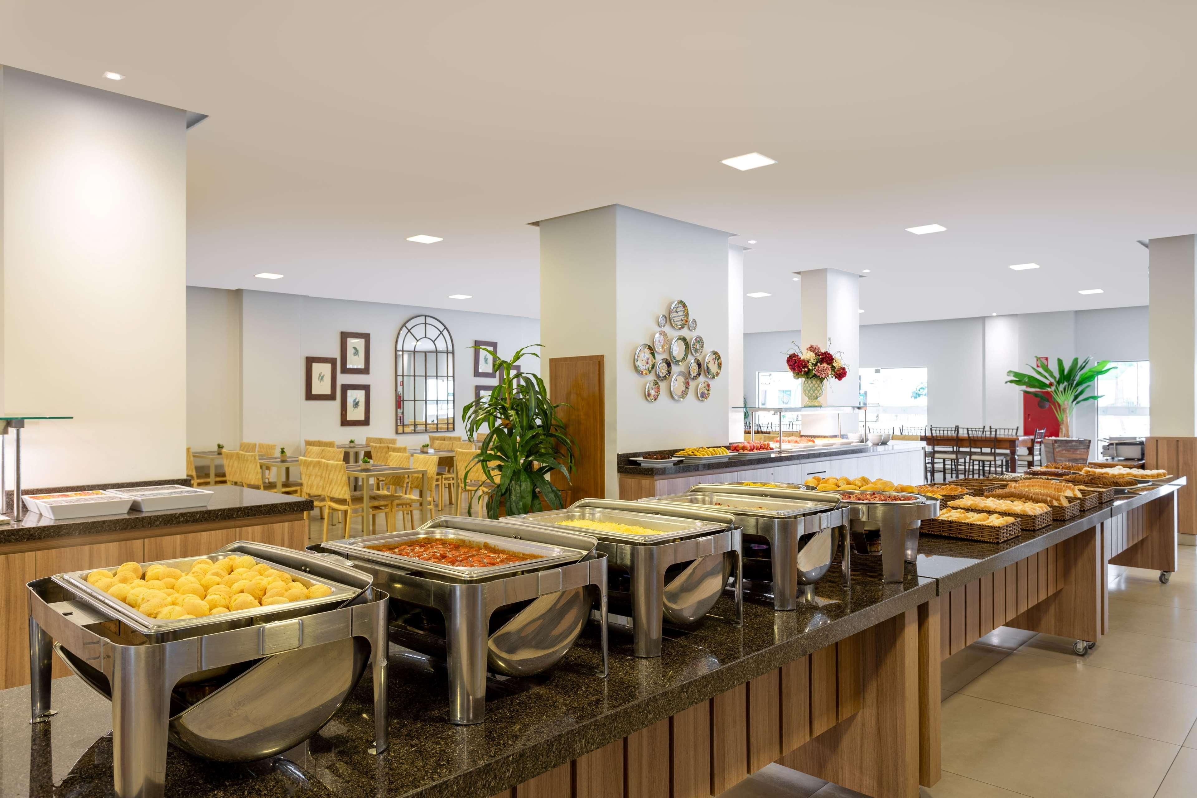 Wyndham Olimpia Royal Hotels Eksteriør billede Buffet at a hotel
