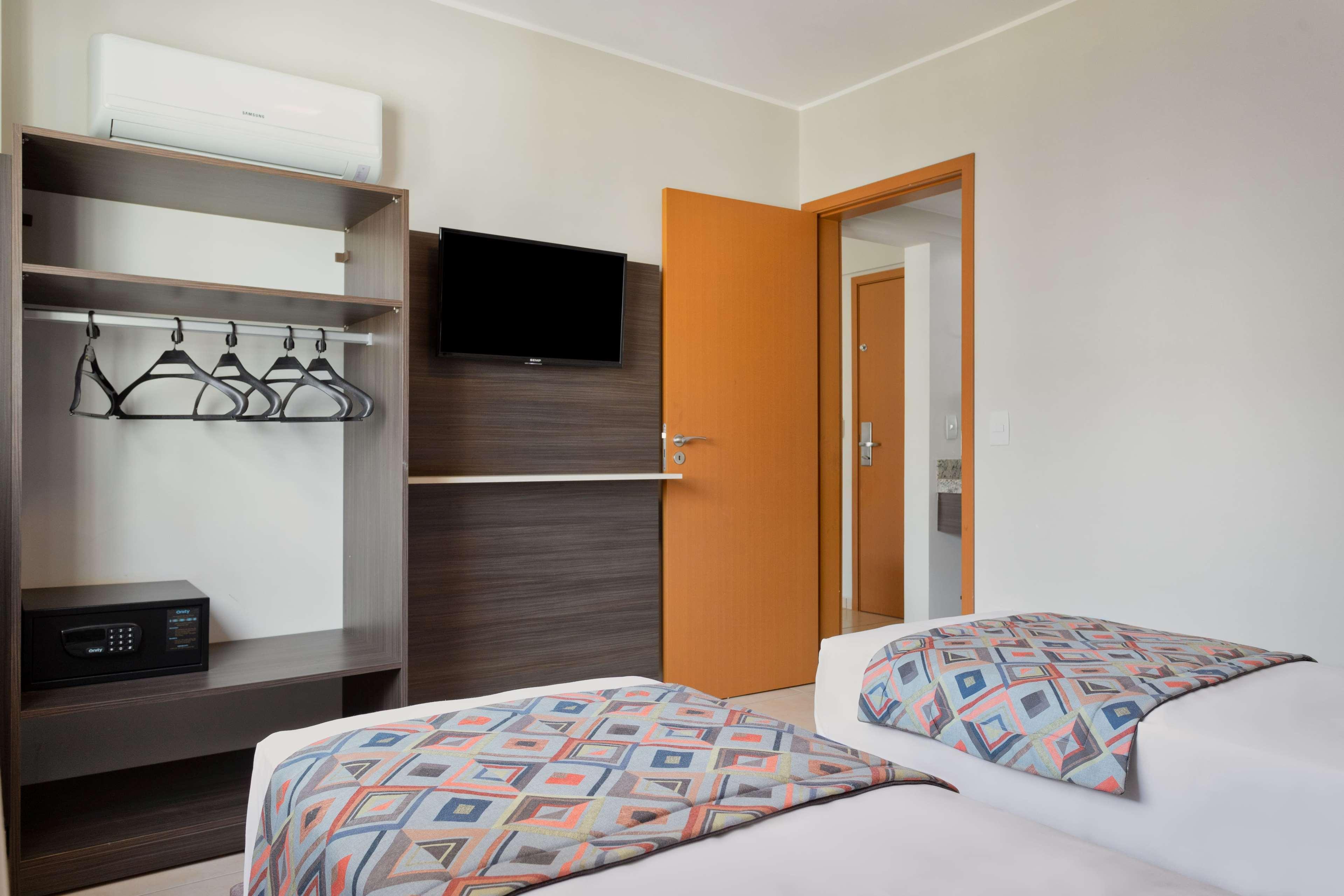Wyndham Olimpia Royal Hotels Eksteriør billede A typical room at a Holiday Inn Express