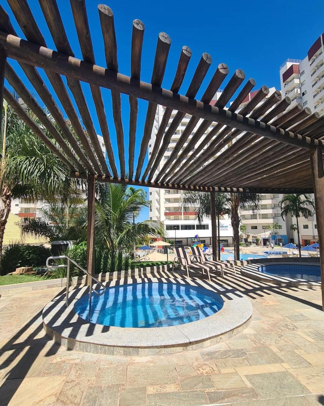 Wyndham Olimpia Royal Hotels Eksteriør billede A pergola in a swimming pool